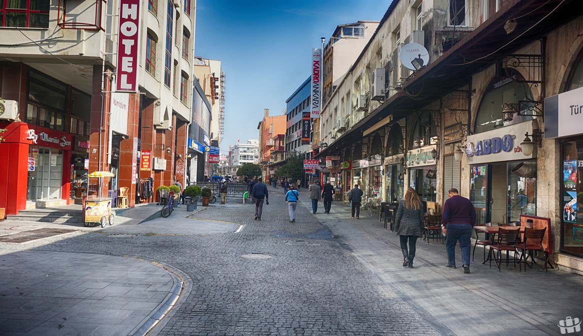 Hatay'da bulunan Saray Caddesi, şehrin ünlü caddelerinden biridir.